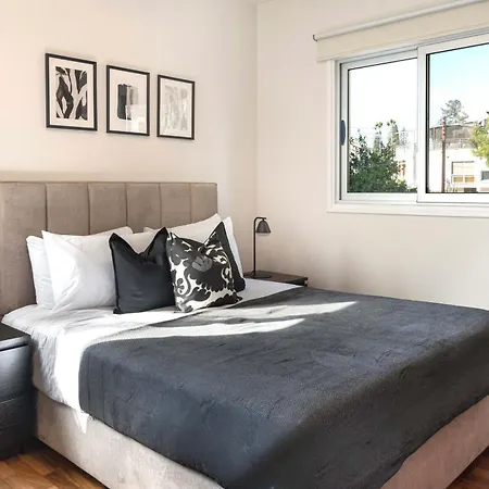 Apartment Phaedrus Living Evergreen Flat *